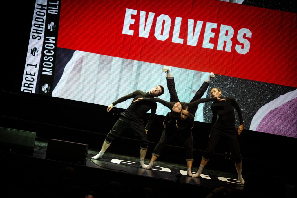 Танцевальный перфоманс «Evolvers». Единая перфоманс компания
